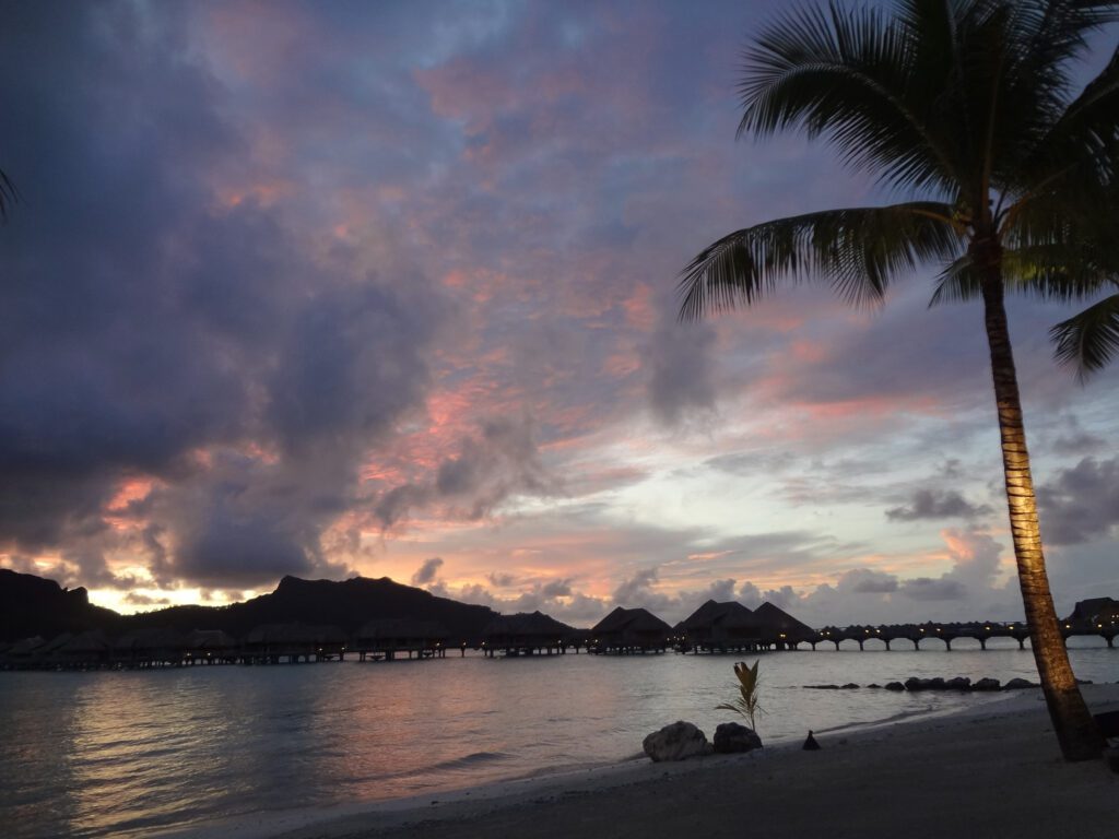 Bora Bora au crepuscule, vue sur la montagne