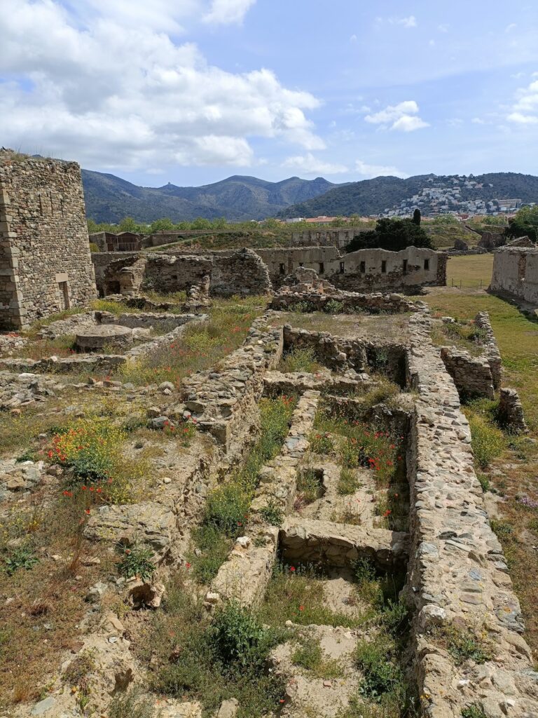 ruines dans la citadelle de Roses