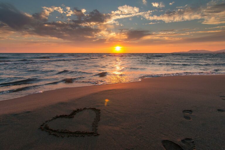 Coeur dessiné dans le sable