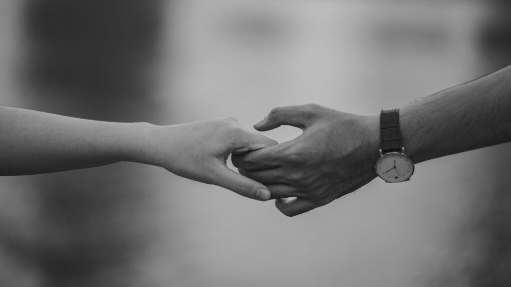 Mains qui se touchent - complicité