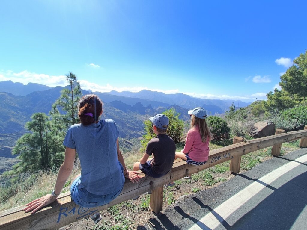 Maman et ses 2 enfants devant un paysage grandiose en voyage à Gran Canaria dans les îles Canaries