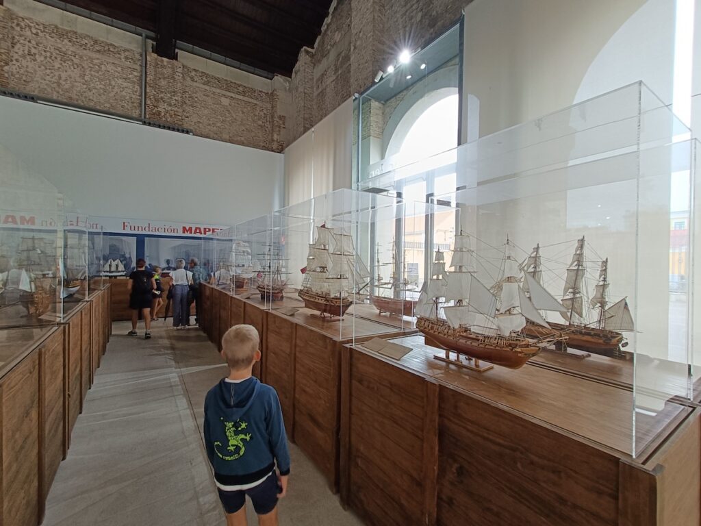 Maquette de bateau dans le musée naval