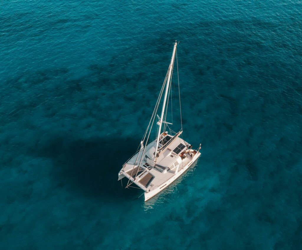 Catamaran à l'ancre dans une eau turquoise en voyage