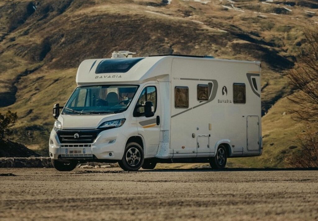 Camping car blanc garé dans le desert
