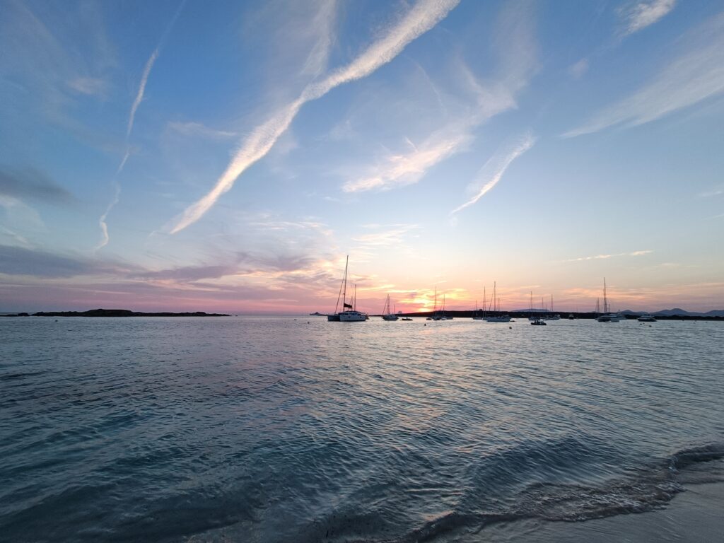 couché de soleil avec bateau