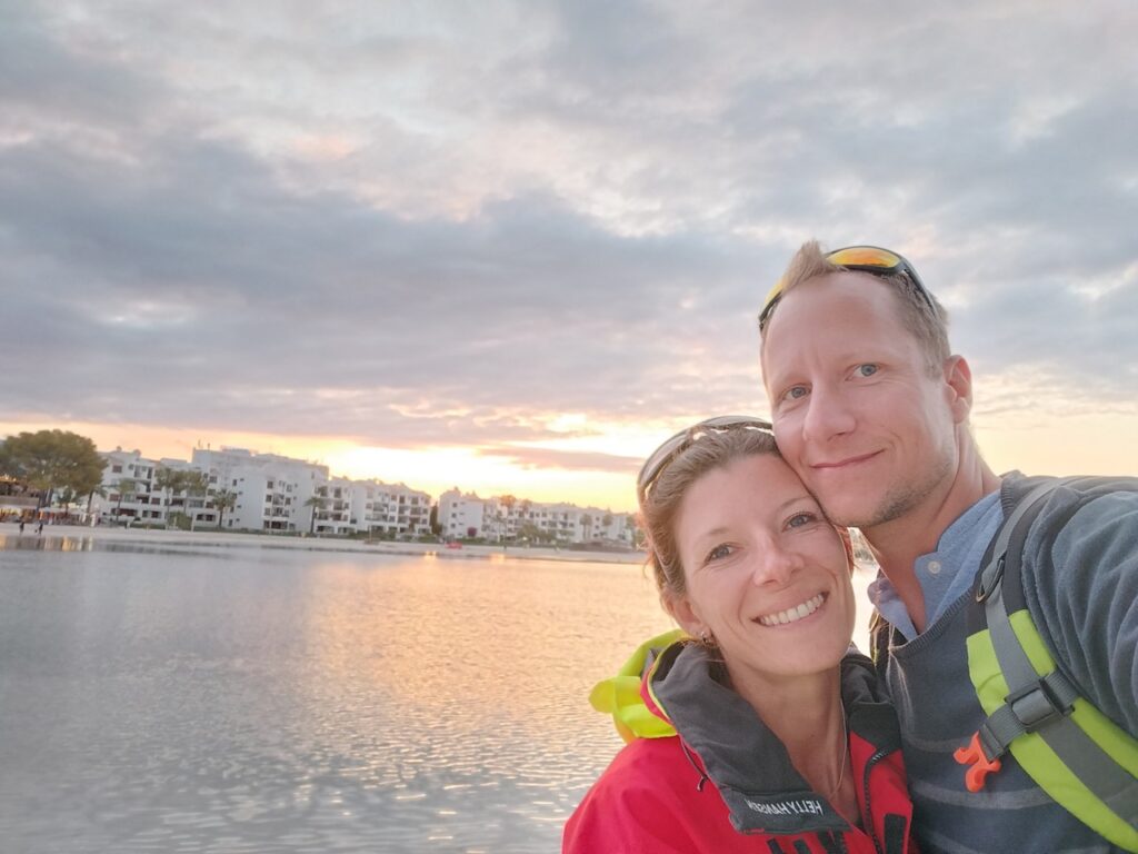 couple heureux devant couché de soleil Grande