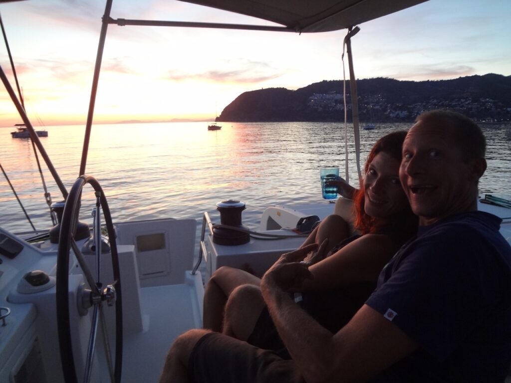 couple prenant l'apero devant le coucher de soleil Grande