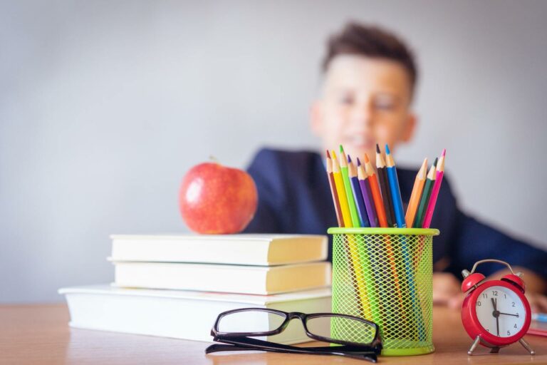 Livres et affaires d'école avec pomme lunette et crayon