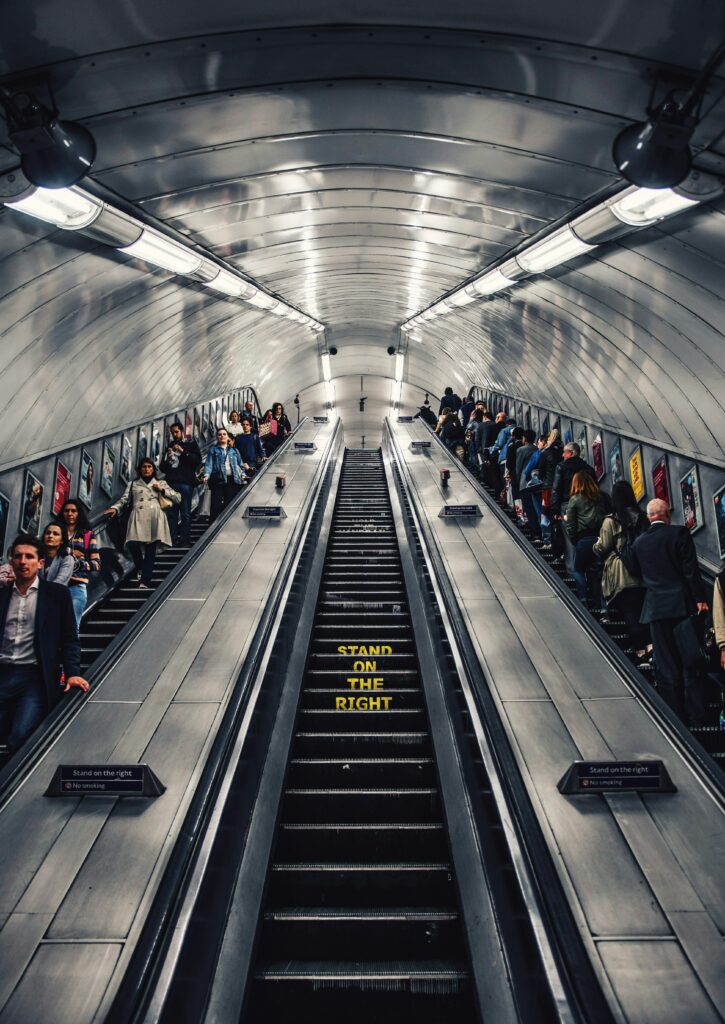 escalier roulant de metro gris et triste