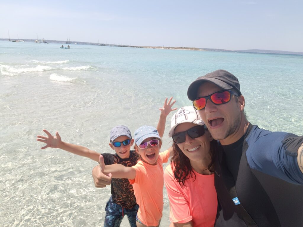 famille à la plage devant eau turquoise Grande