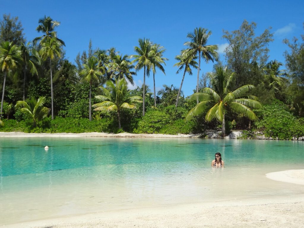fille dans l'eau cristalline sur une belle plage