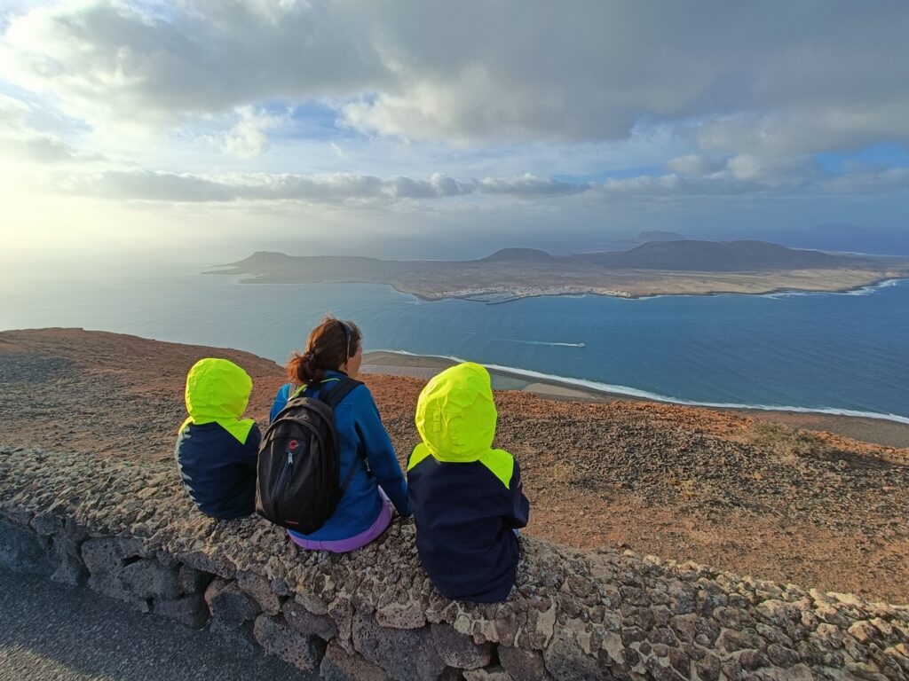 Enfants et maman devant un paysage incroyable en voyage