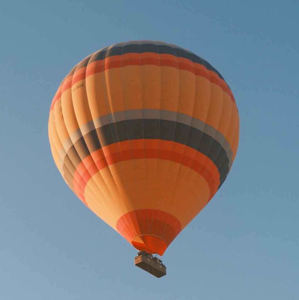 Mongolfière multicolore dans un ciel bleu