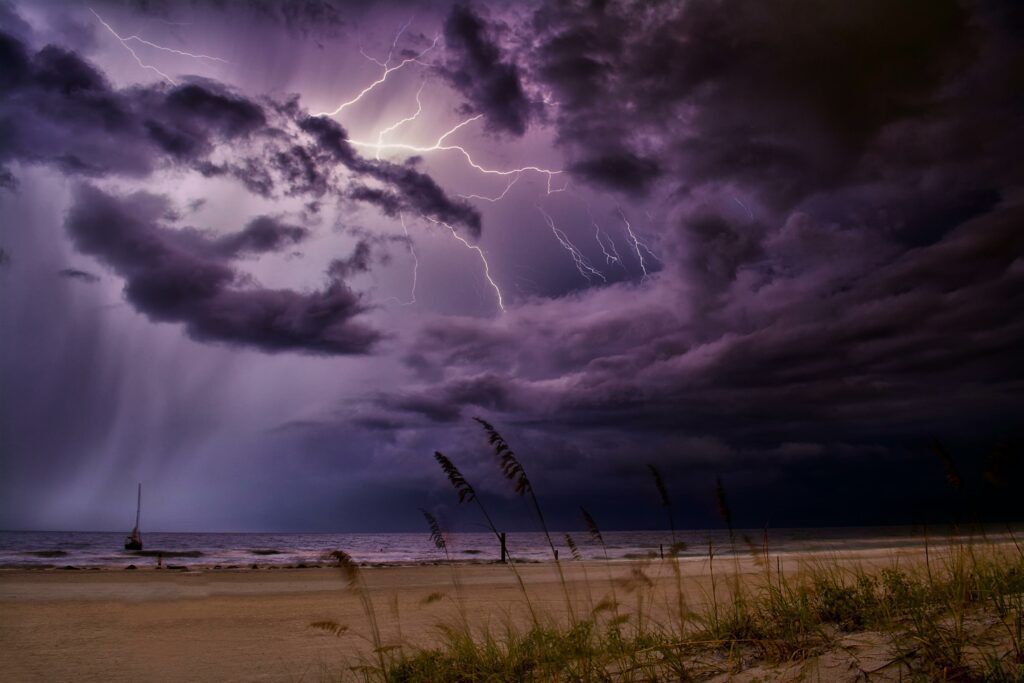 tempête sur la mer éclair nuit