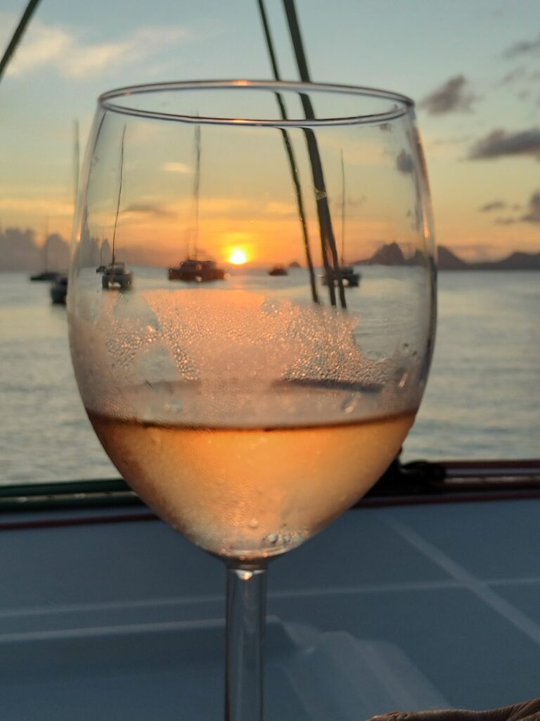 Apéro au couché du soleil sur la mer
