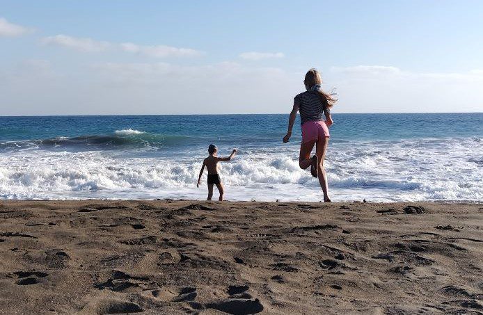 Les enfants à la plage de Fuerteventura