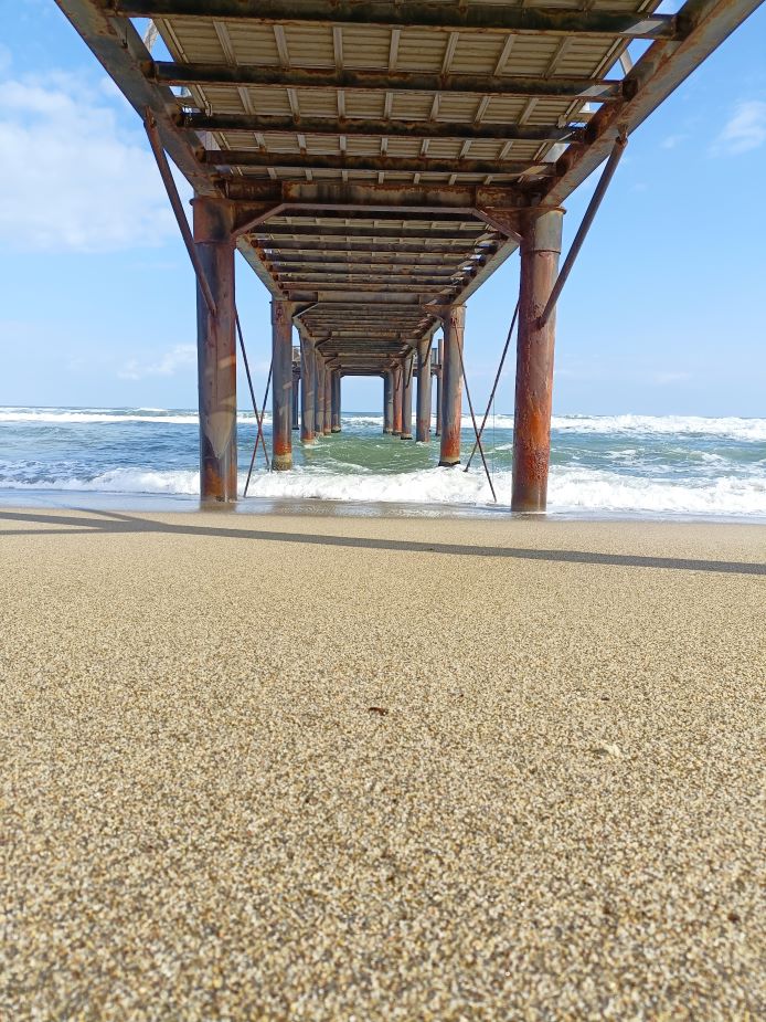 plage mer et pont, changer de vie sans convaincre