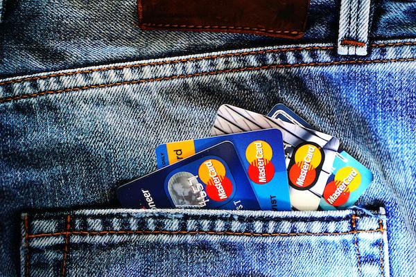 Carte de crédit dans la poche - checklist voyage