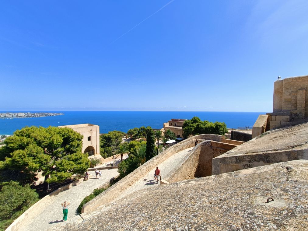 Vue sur la mer depuis le château de Alicante, Espagne, une pause urbaine avec les enfants pendant notre voyage