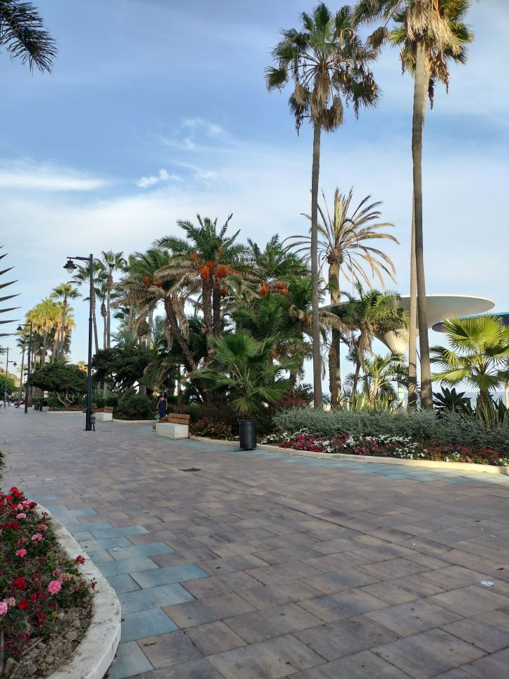 Promenade fleurie en bord de mer à Estepona, coup de cœur andalou pour notre famille en voyage