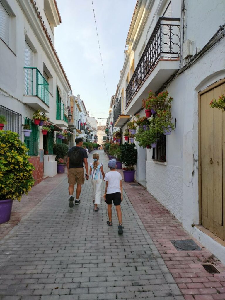 Promenade en famille dans une ruelle fleurie de Estepona, Espagne