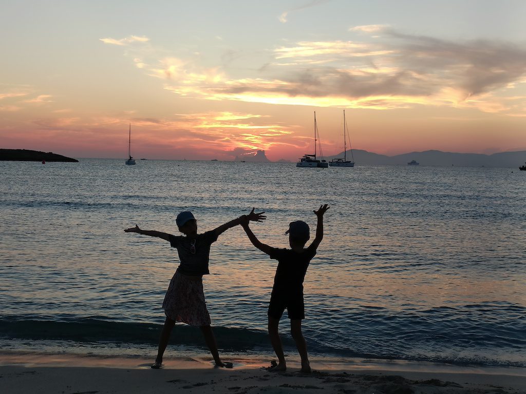 Ombre enfant couché de soleil