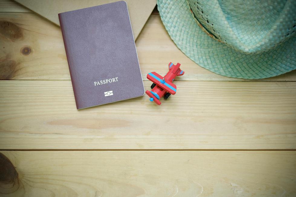 Passeport et jouet avion - checklist voyage