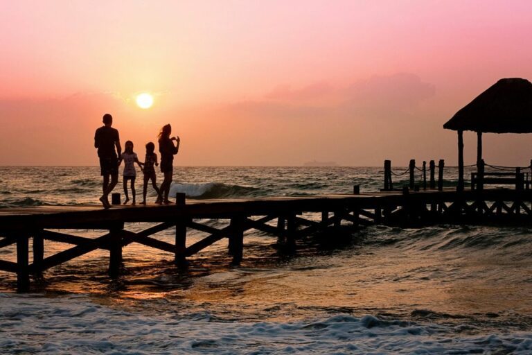 famille qui a changé de vie avec enfants en voyage