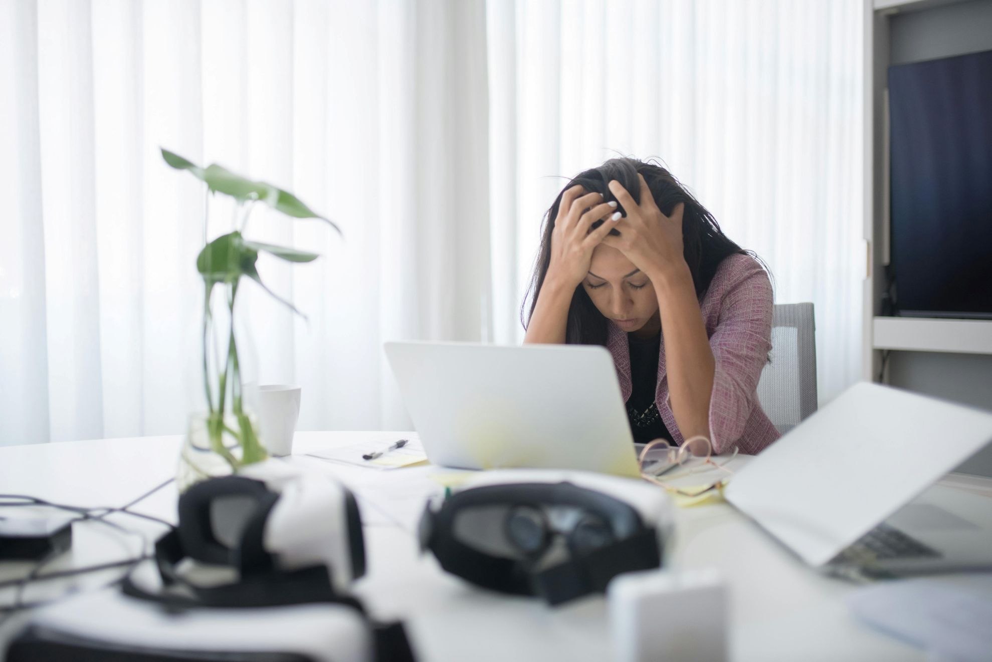 Femme stressée au bureau, mains sur le visage – fatigue professionnelle