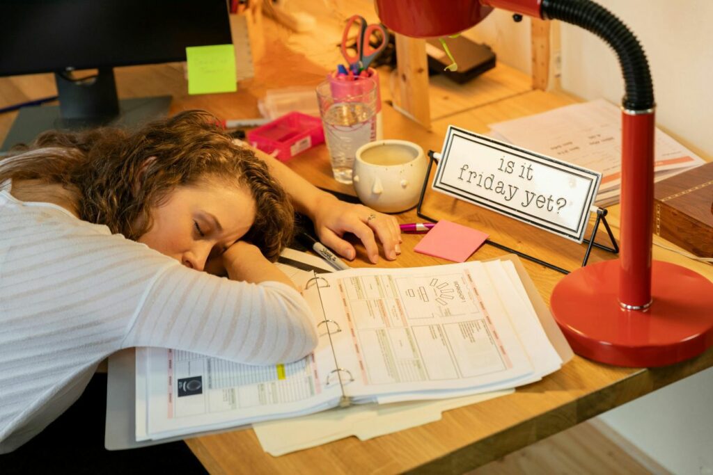 femme épuisée au travail qui attend le vendredi soir