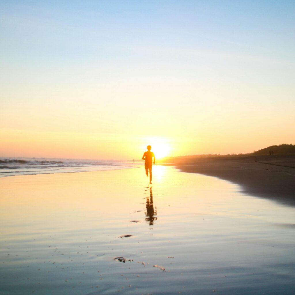joggeur au couché de soleil qui court vers la liberté