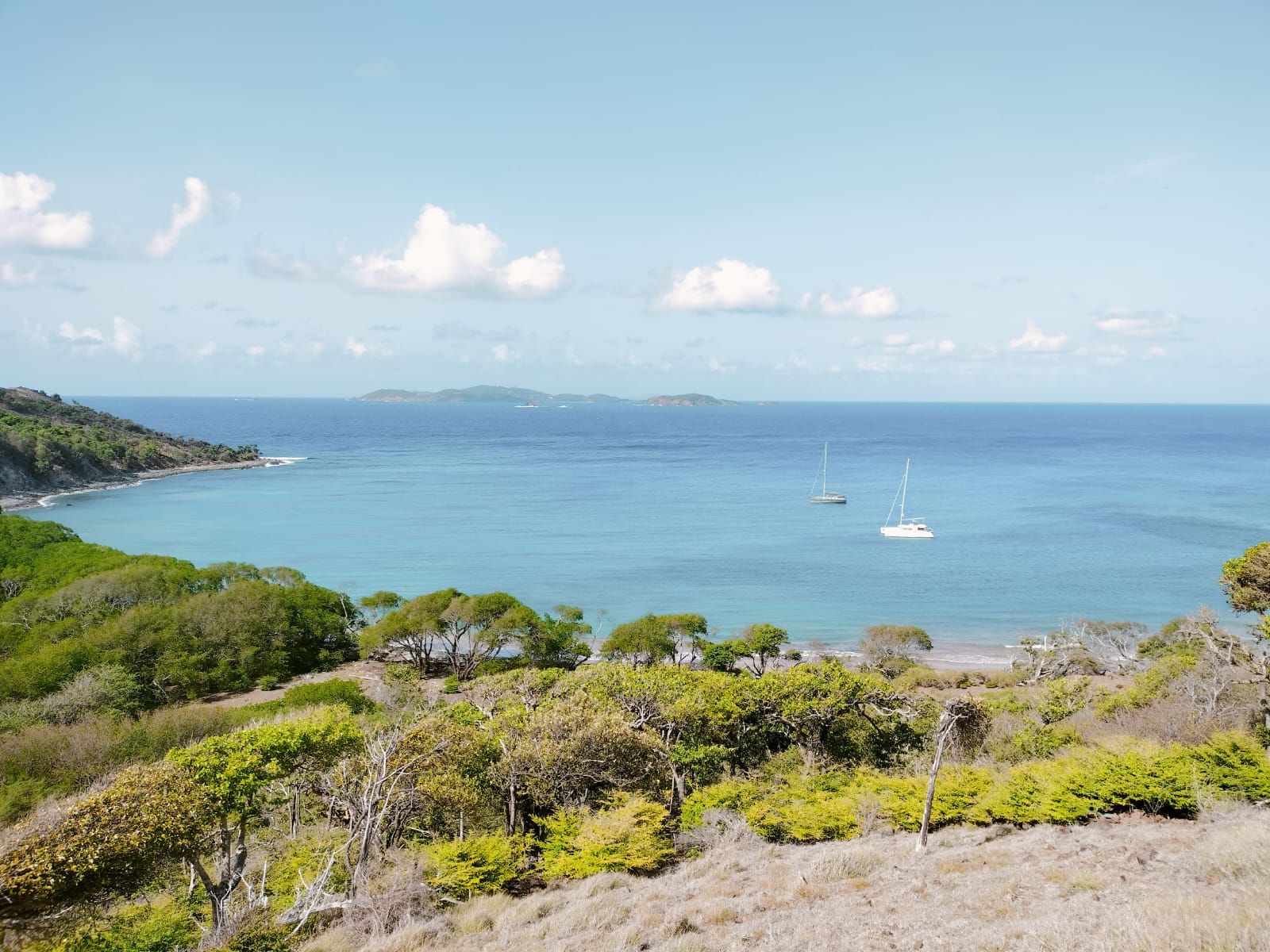 Famille en slow travel sur un voilier au mouillage à Baliceau Caraïbes