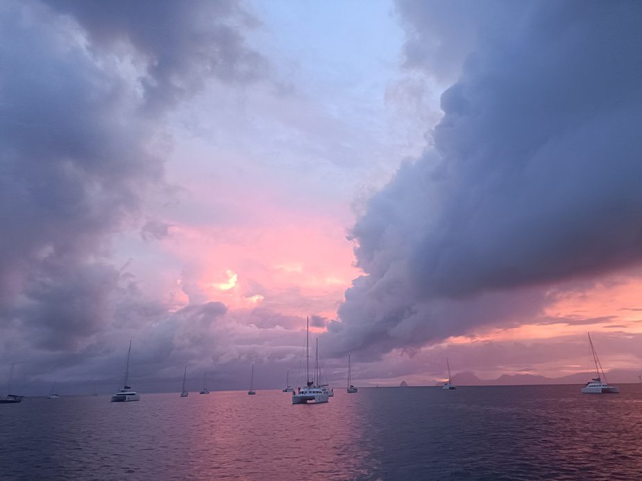 Ciel rose mouillage - travailler à distance avant de partir voyager