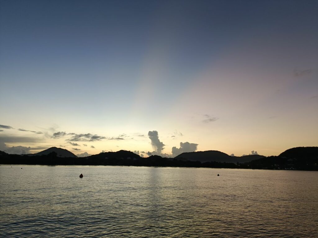 Famille en slow travel sur un voilier au mouillage en Martinique