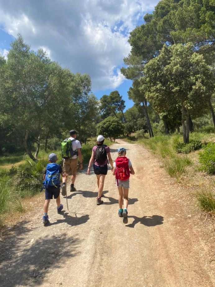 En randonnée a Majorque- Famille en slow travel en bateau