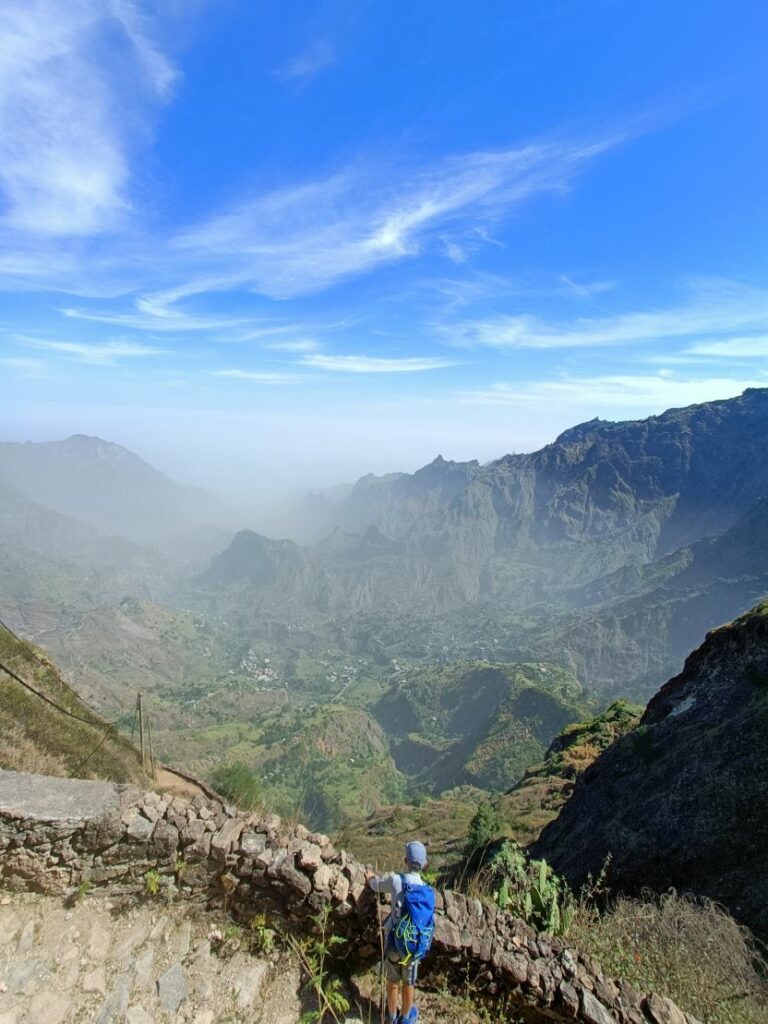 Famille en slow travel en randonnée a Santo Antao-Cap Vert