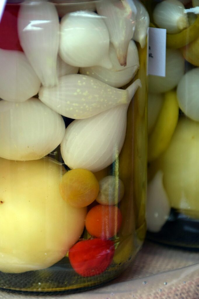 Conserver les aliments sans frigo en bateau ou en van, légumes dans le vinaigre.
