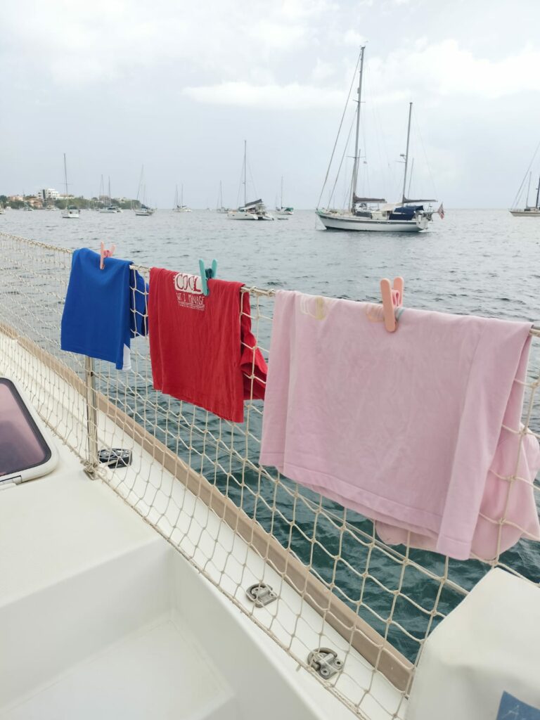 Erreurs à éviter en voyage en famille, lessive sur le bateau