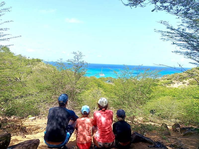 Nous 4 de dos - L'harmonie familiale