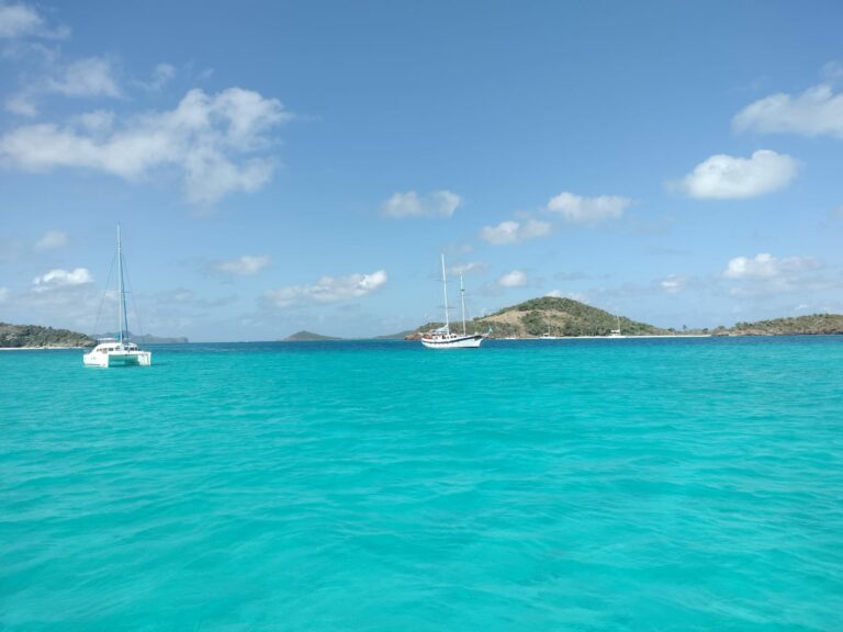 Eau translucide des Tobago Cays, mes lieux inspirant ma créativité en voyage