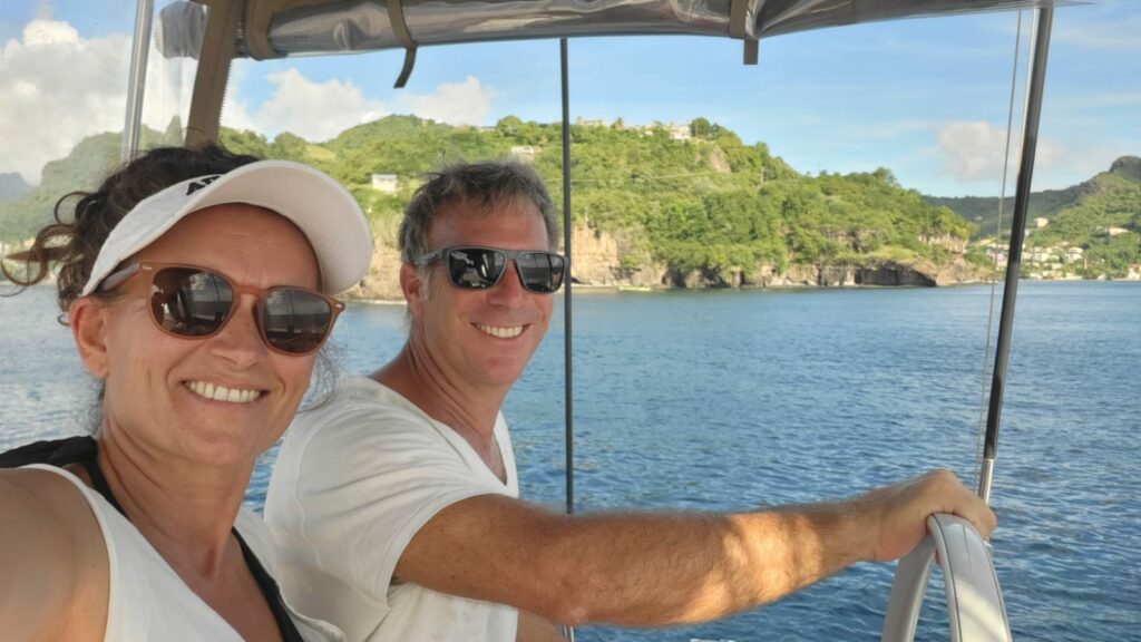 Interview de Sandra & Gabriel, une famille partie en bateau, Sandra et Gabriel à la barre de Aquilon