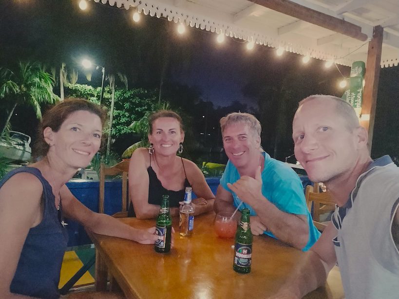 Interview de Sandra & Gabriel, une famille partie en bateau, Selfie : Sandra, Aurélia, Gaby et Jo au resto