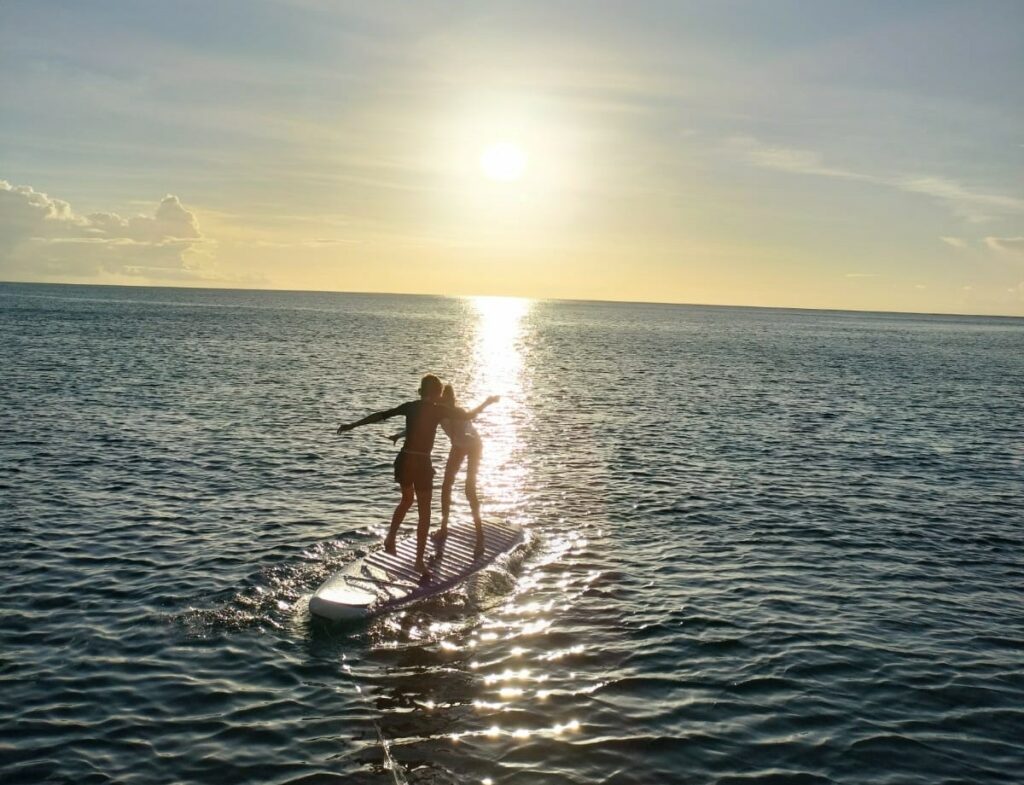 Enfants en voyage qui s'amusent sur le paddle