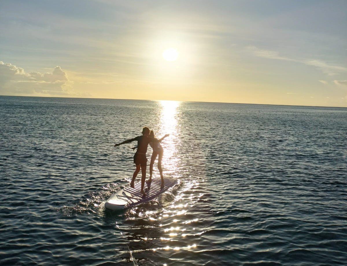 Enfants en voyage qui s'amusent sur le paddle