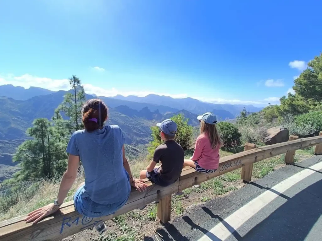 Les 3 regardent au loin - catégorie