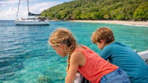 enfants qui observent la mer turquoise et qui apprennent en voyage