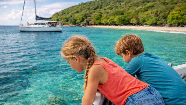 enfants qui observent la mer turquoise et qui apprennent en voyage