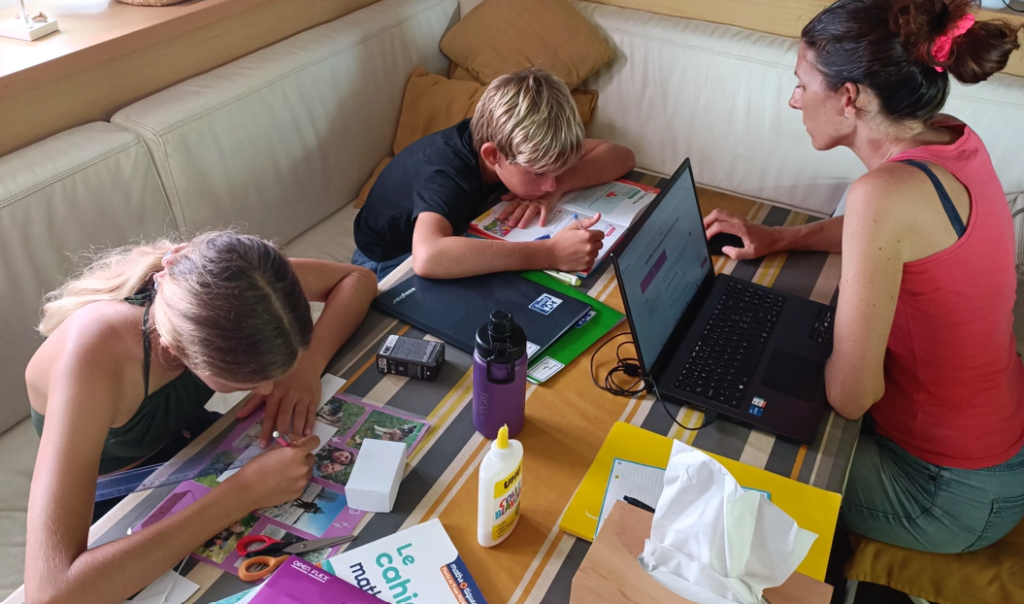 Faire l’école en voyage à bord de notre bateau avec nos enfants